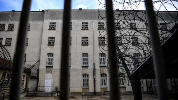 Agression choquante à la prison d'Avignon : deux agents hospitalisés après l'attaque d'un détenu