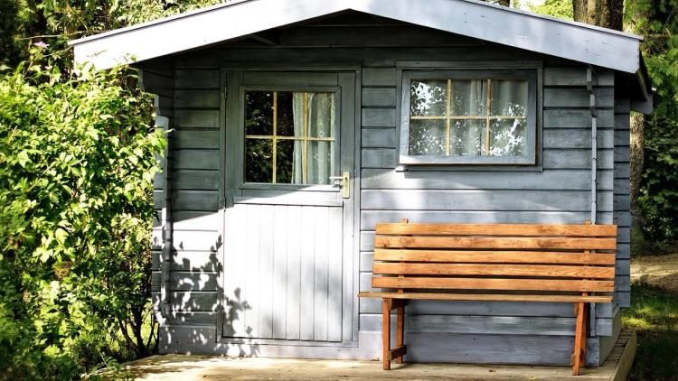 Un cabanon dans le jardin : conflit entre voisins fait des vagues à Exeter