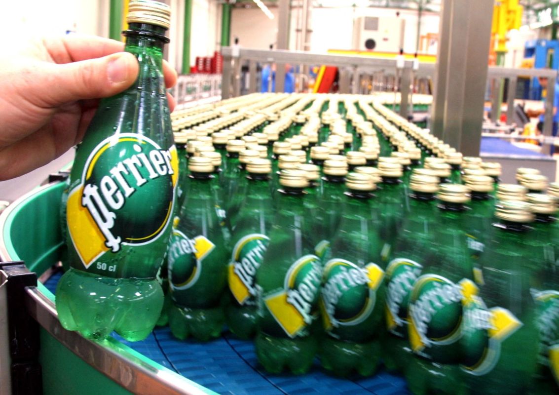 Perrier face à une crise : des millions de bouteilles bloquées en raison de problèmes bactériologiques