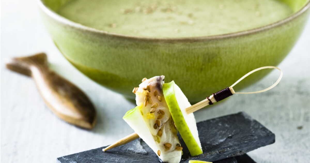 Innover en cuisine : des brochettes de poisson aux pommes vertes