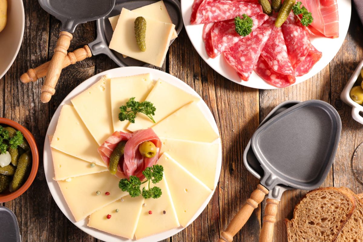 Maîtrisez l'art de la raclette : le guide incontournable pour vos soirées