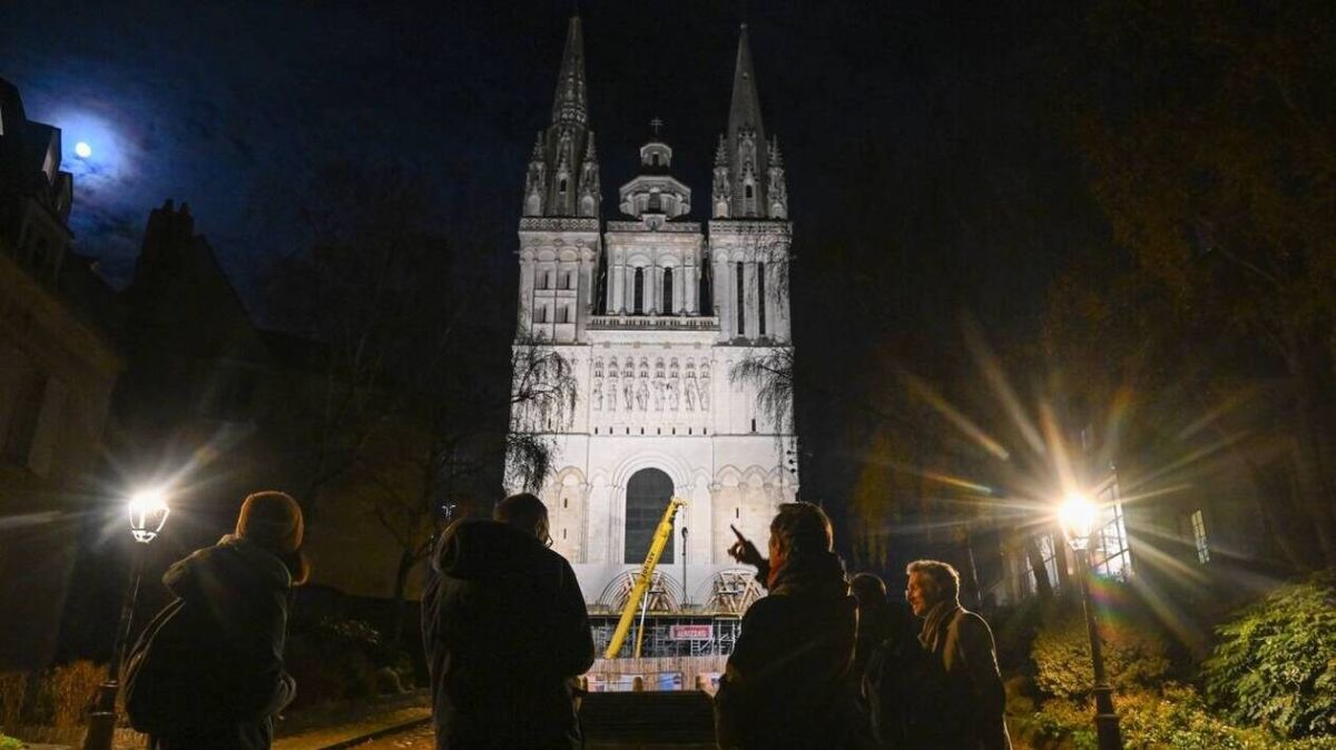 L'éclairage poétique de la cathédrale Saint-Maurice et de la Maison d'Adam à Angers