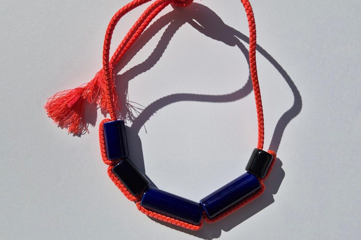 Marion Vidal illumine Paris avec son pop-up de bijoux colorés