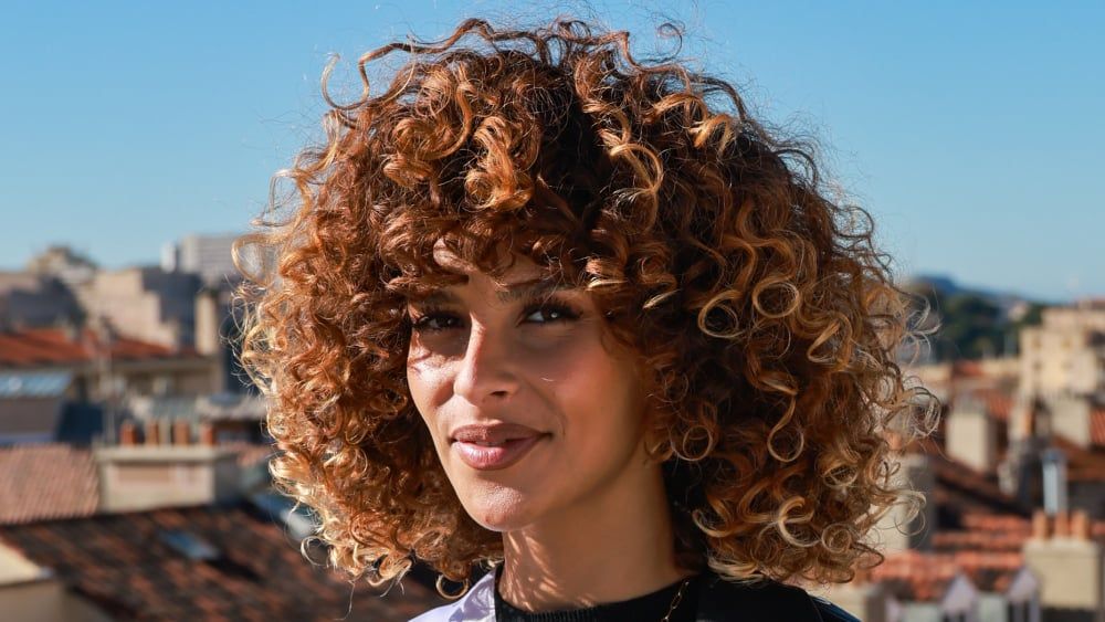 Julie Zitouni réagit à la tempête médiatique : plainte pour diffamation et cyberharcèlement