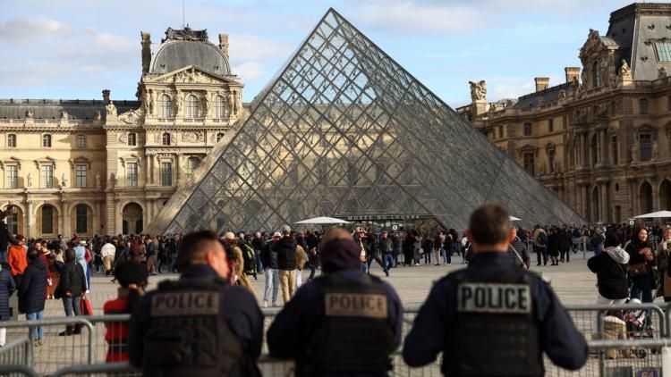 Vol au Louvre : la fuite des voleurs aurait pu être évitée