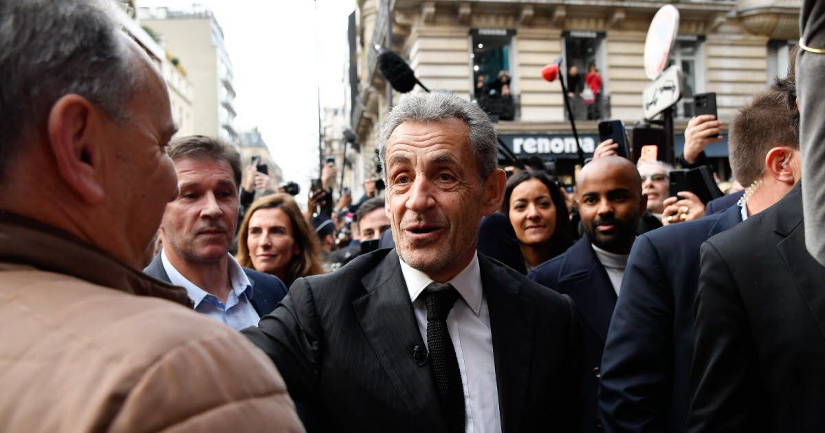 Sarkozy en dédicace : un retour triomphal au contact de ses fervents soutiens
