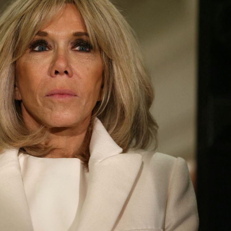 Brigitte Macron visée par une plainte : les Tricoteuses hystériques réagissent