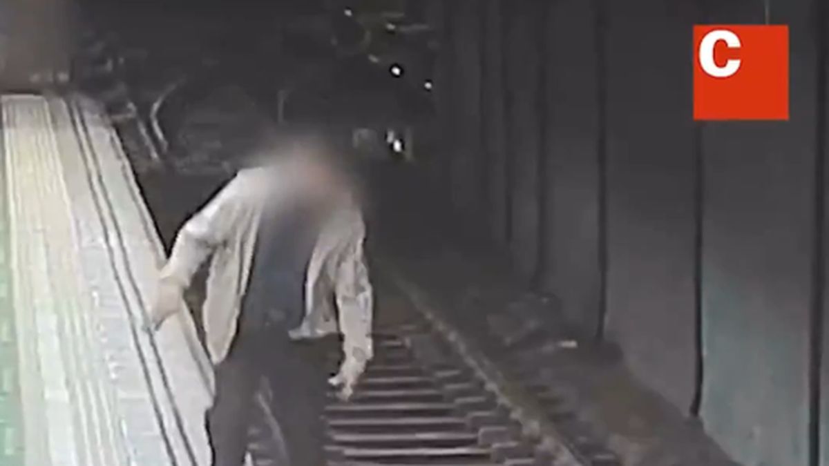 Une héroïne en civil sauve un homme des voies du métro à Barcelone