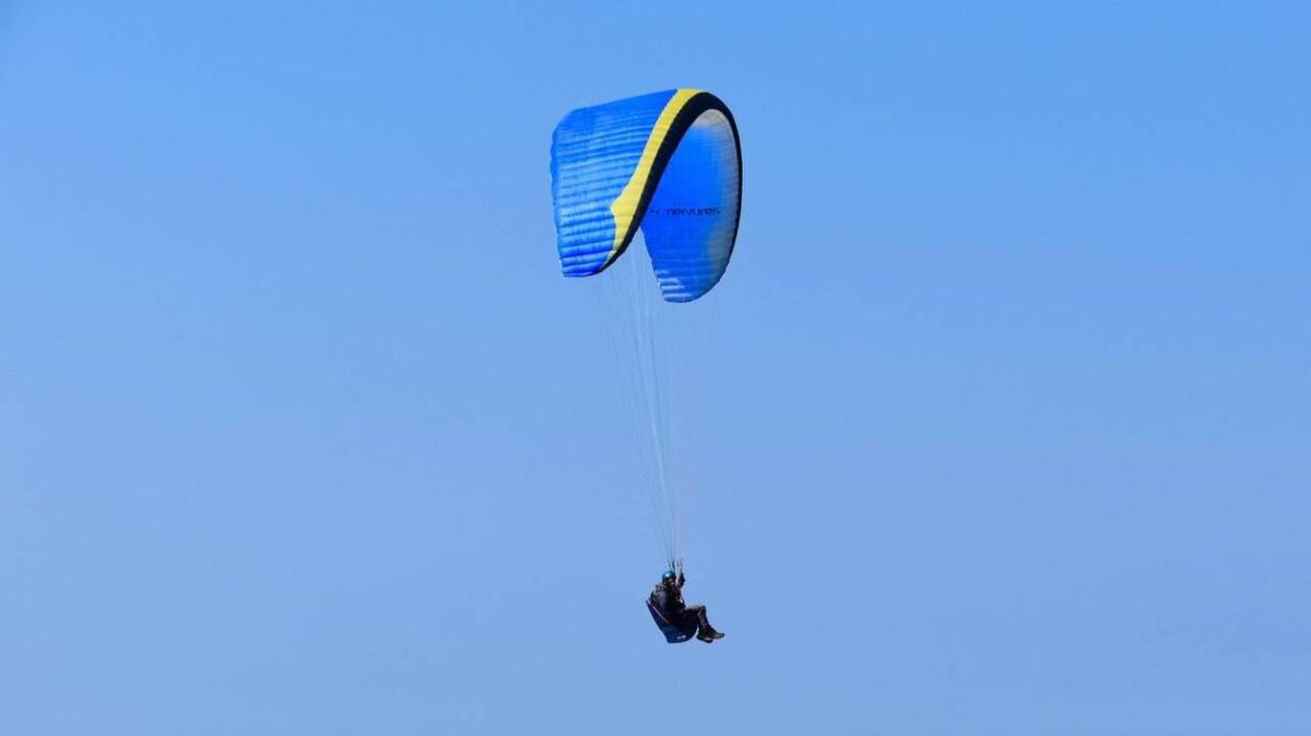 Drame à Hawaï : un parapentiste de 68 ans perd la vie après un vol tragique