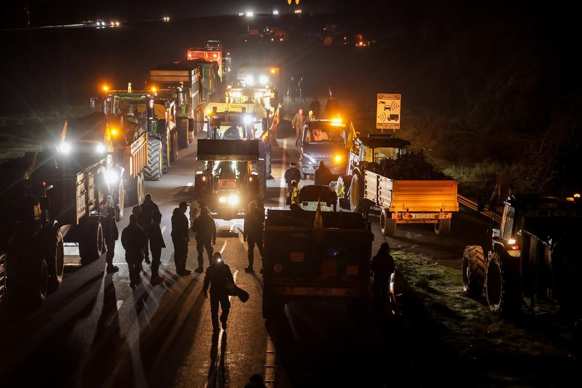 Les agriculteurs en colère bloquent l'A63 : un cri de détresse audible