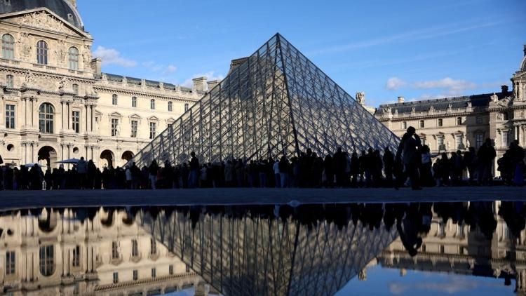 Le Louvre en grève : une tempête sociale après le vol des joyaux