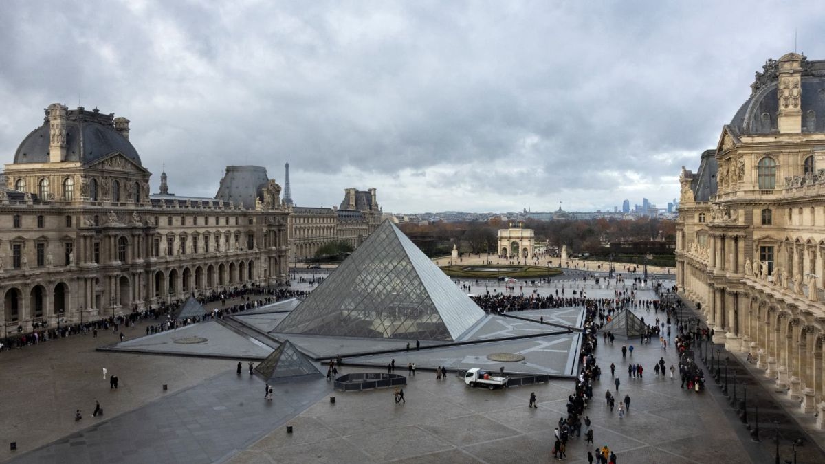 Grève au Louvre : le personnel en colère après un cambriolage retentissant