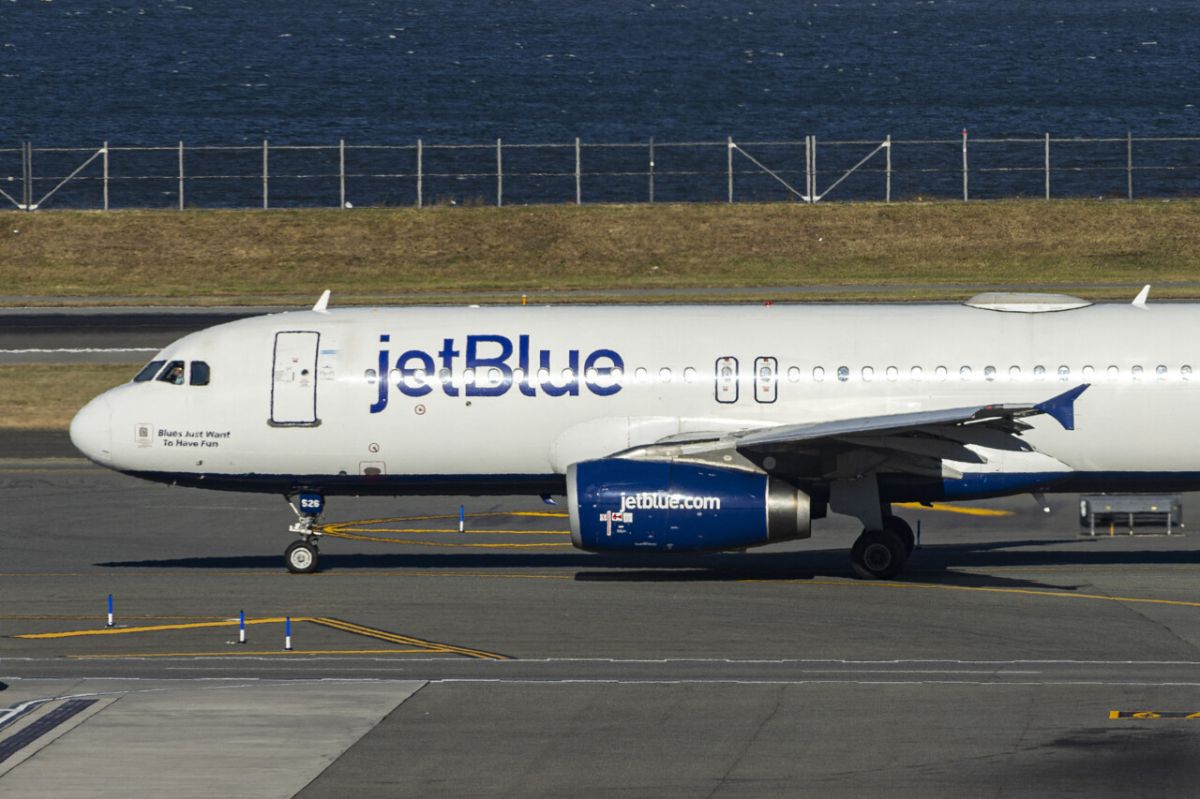 Incident aérien évité de justesse : un vol JetBlue frôle la catastrophe avec un avion militaire