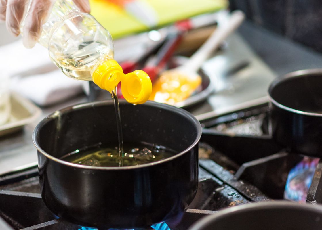 Comment jeter votre huile de cuisson usagée sans nuire à l'environnement