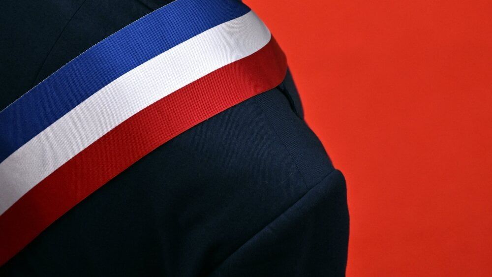 Un maire en crise après sa démission pour éviter un mariage controversé