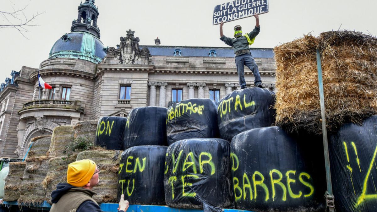 Agriculteurs en colère : un mur de paille pour protester à Limoges