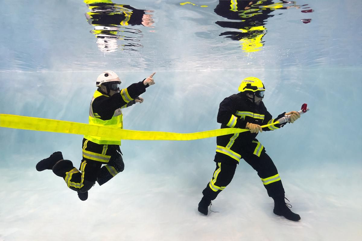 Plongée artistique : les pompiers de Saujon émergent hors de l'eau