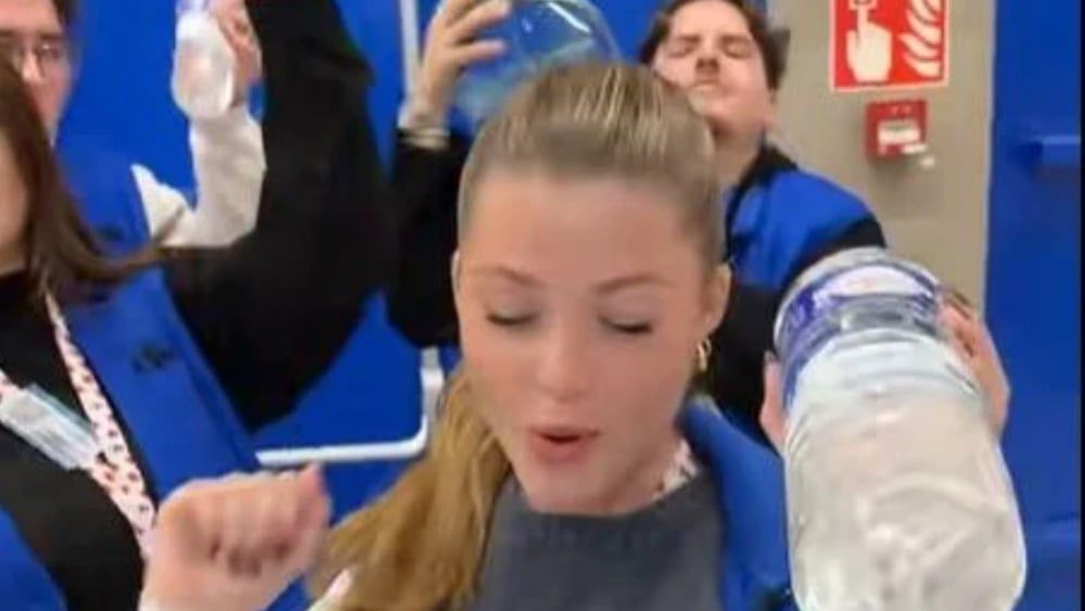 Léonie, la caissière de Carrefour devenue star sur TikTok, protégée par un agent de sécurité