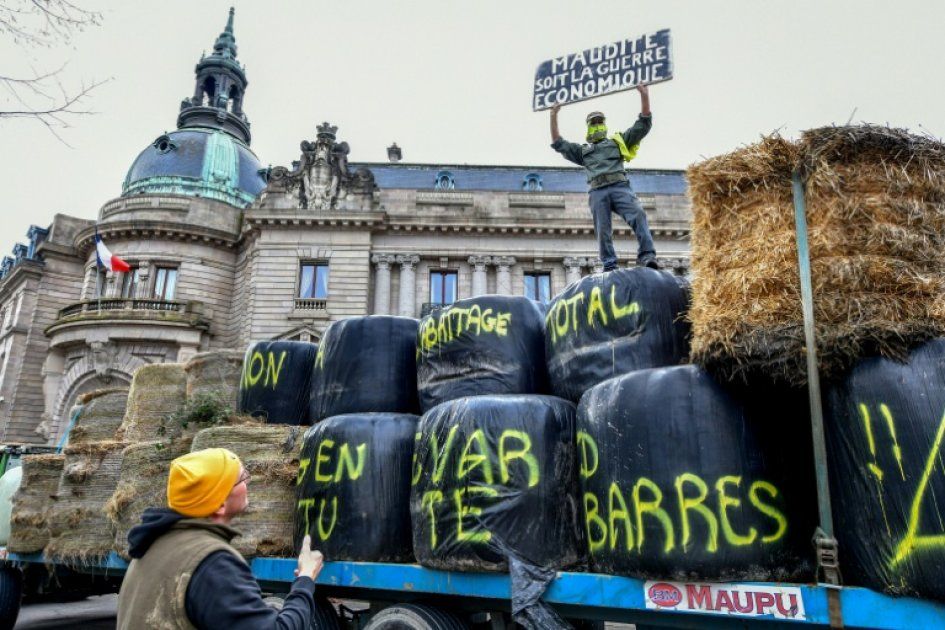 Agriculteurs en colère : un mur de paille pour dénoncer l'abattage massif