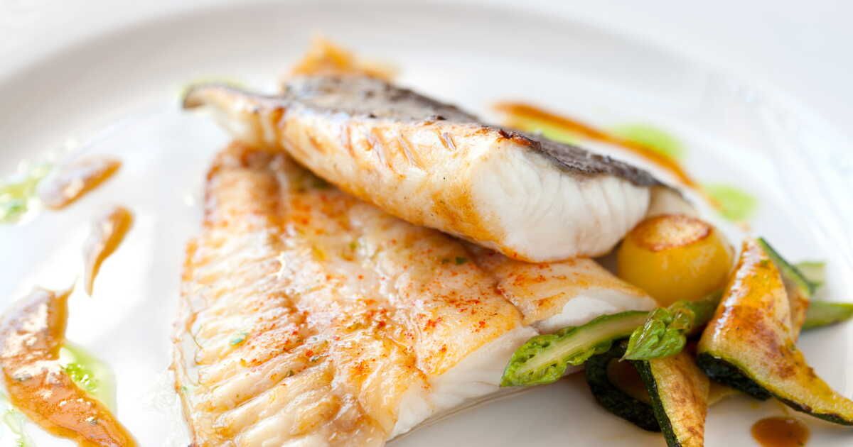 Préparez le turbot rôti avec une sauce chimichurri