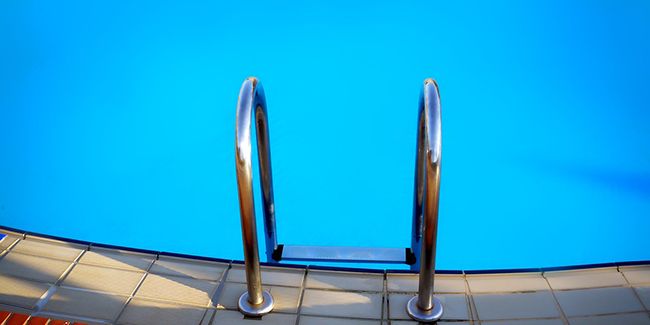 Comprendre et traiter l'eau trouble de votre piscine