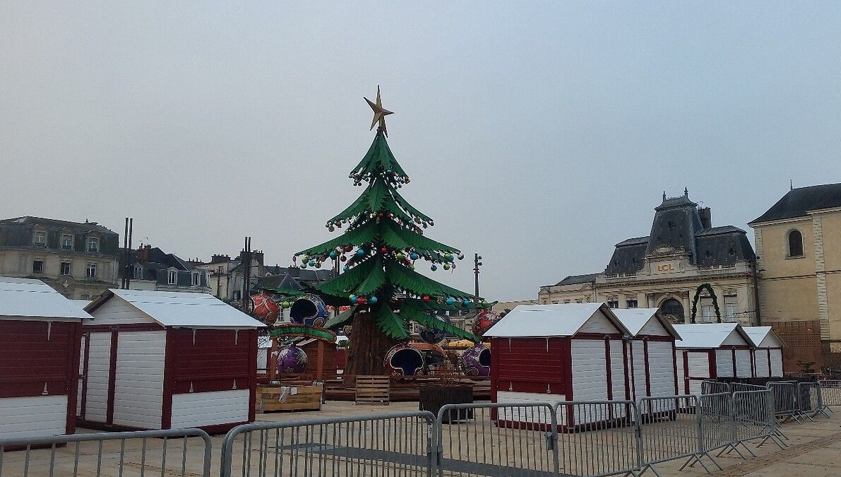 Un marché de Noël sous la pluie : les exposants en quête de clients