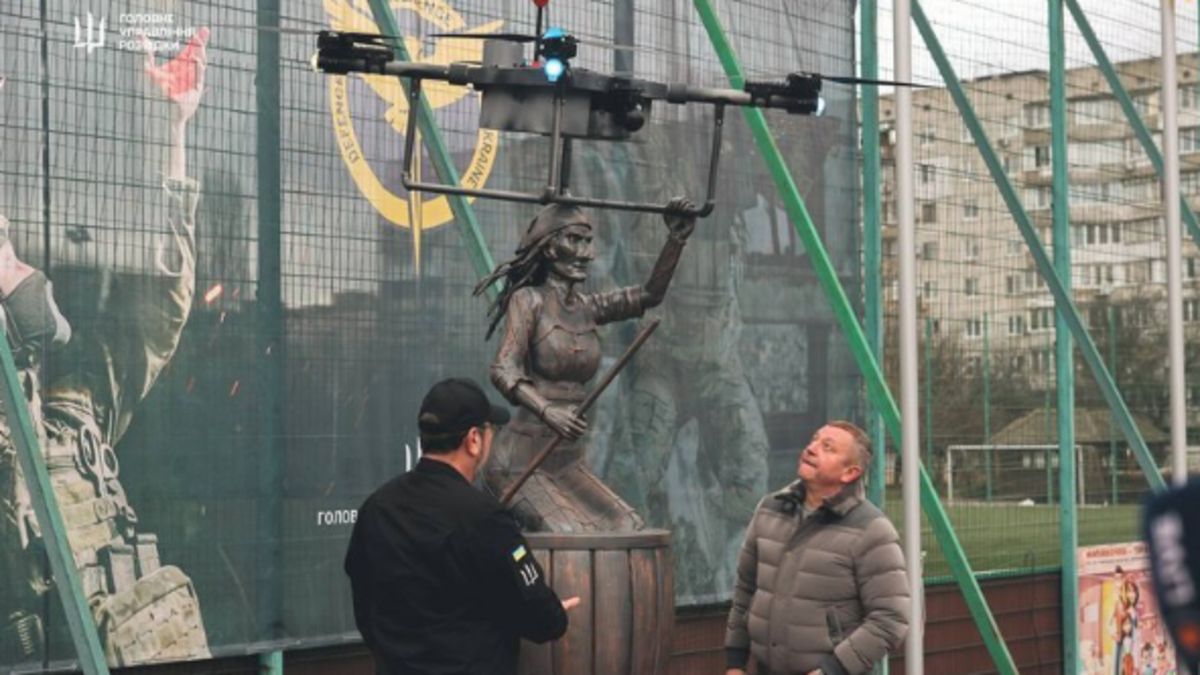 Le Baba Yaga, ce drone ukrainien emblématique, désormais honoré par une statue