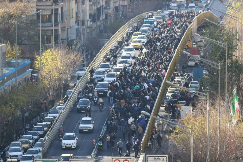 Des manifestations meurtrières éclatent en Iran : un membre des forces de l'ordre tué