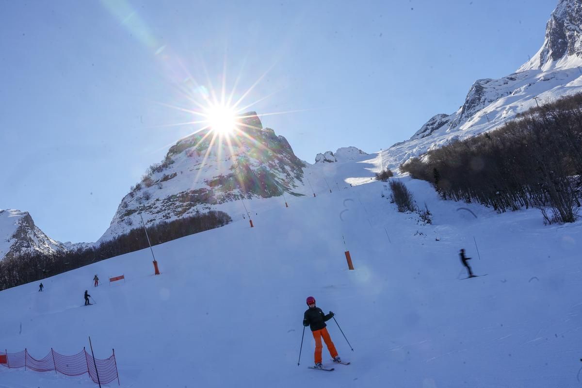 Drame dans les Alpes : un skieur américain trouve la mort sous l'influence des stupéfiants