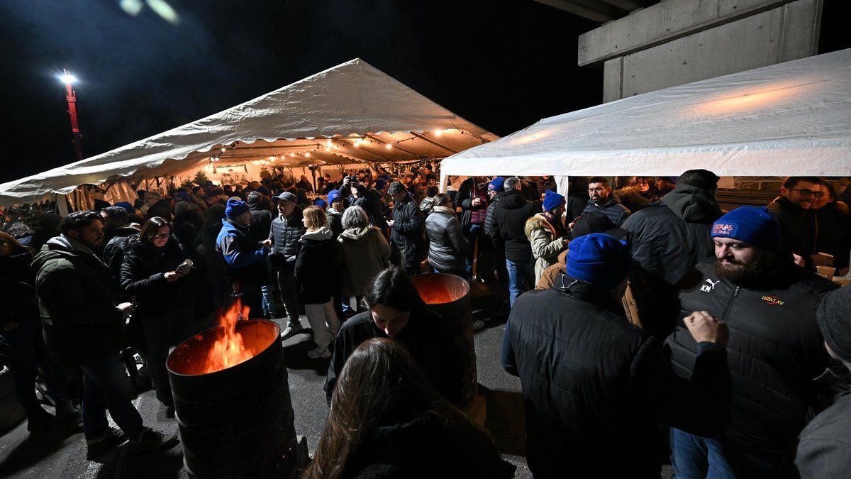 Des agriculteurs passent le nouvel an au barrage de l'A64 dans une ambiance festive