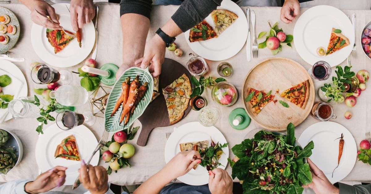 Rester vegan sans froisser ses amis : le guide pratique