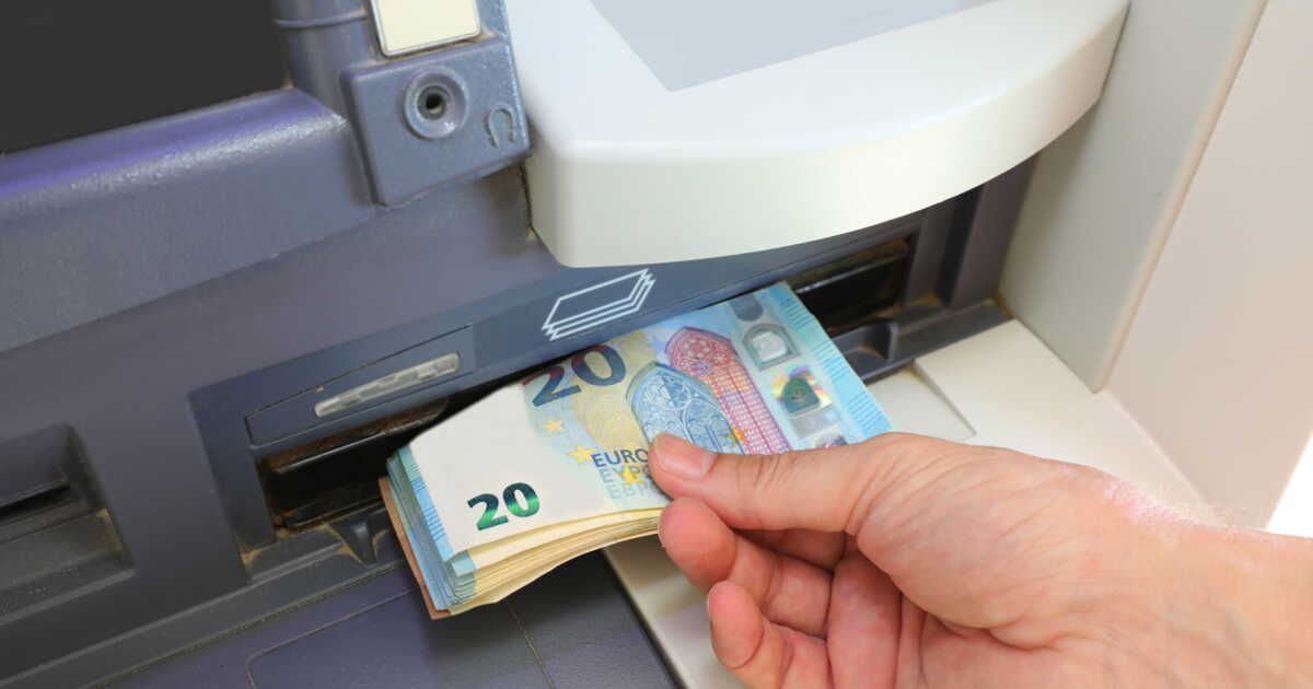 Retirer de l'argent sans carte : comment s'en sortir ?
