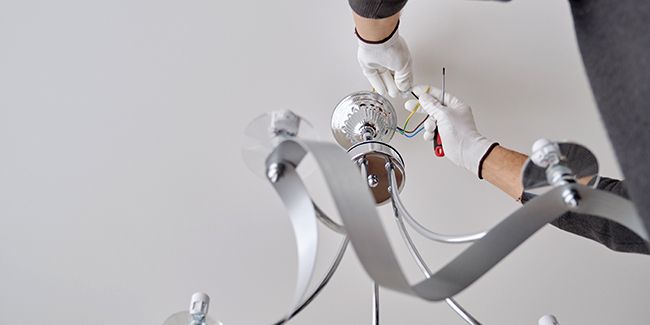 Installer un lustre au plafond : guide pratique