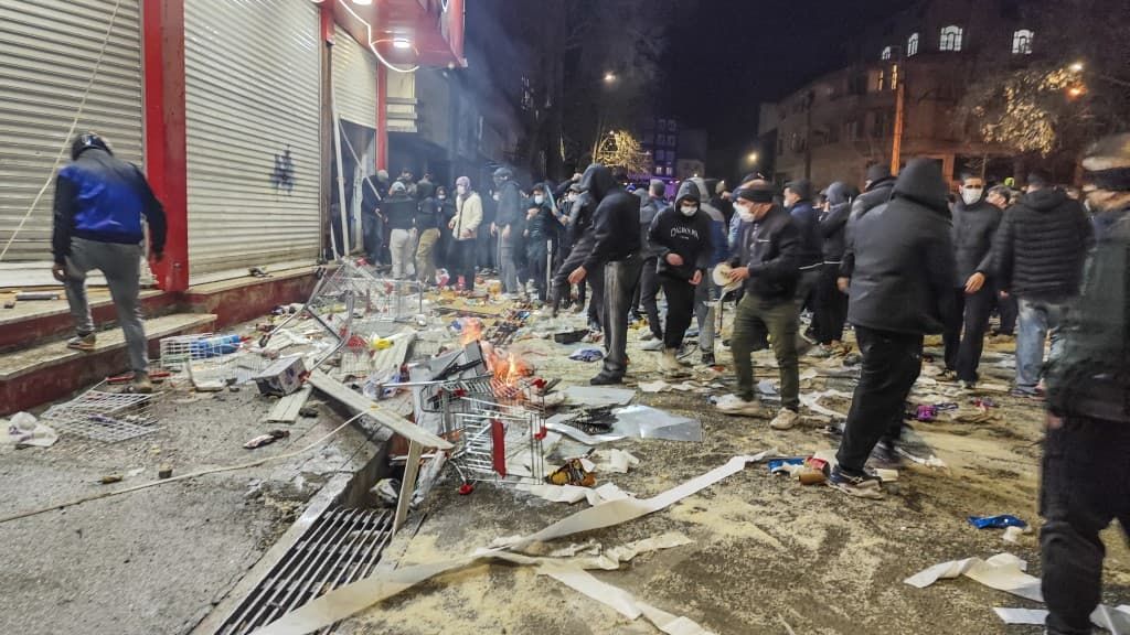 Iran : des décennies de répression et de contestation sous deux régimes