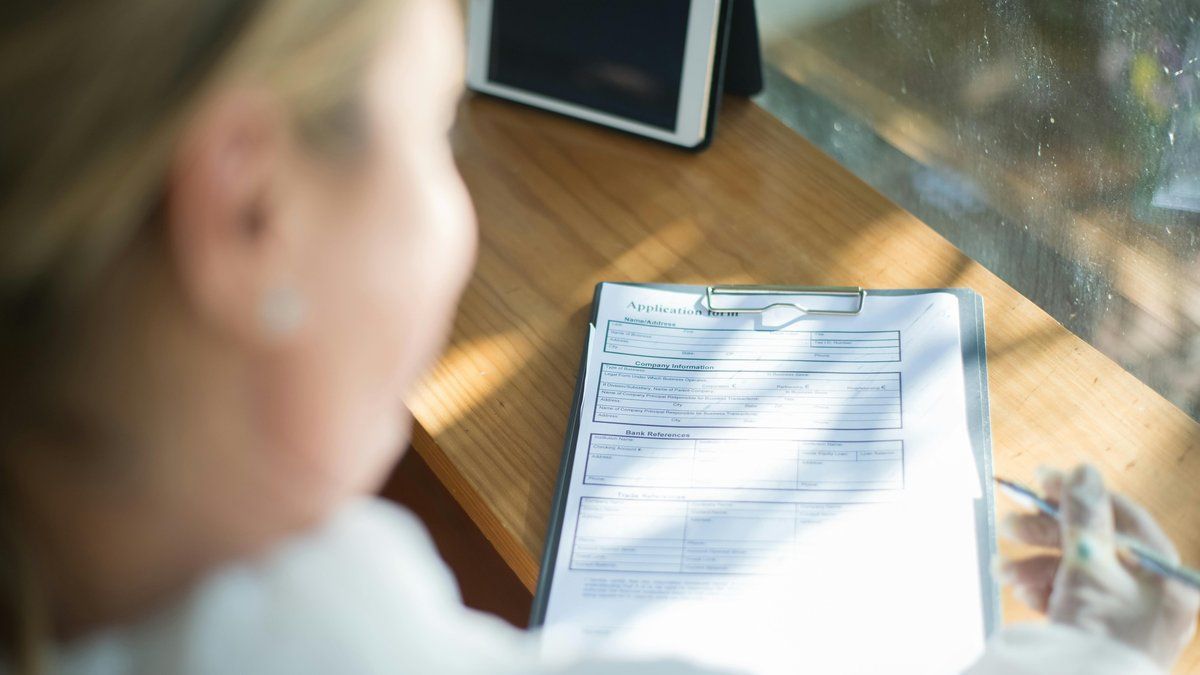 Une sexagénaire accusée d'avoir extorqué 150 000 euros en créant des familles fictives