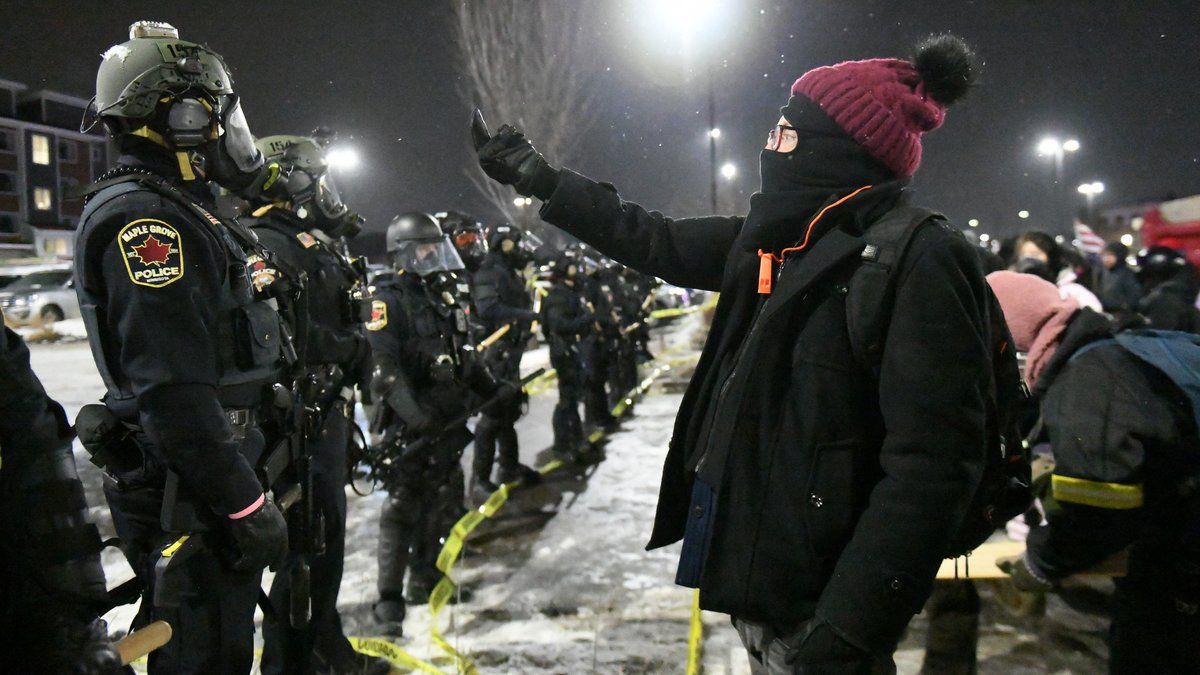 Tensions à Minneapolis : une tentative d'incursion au consulat équatorien et un incident impliquant Ilhan Omar