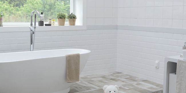 Quel sol choisir pour une salle de bain : guide rapide et conseils pratiques