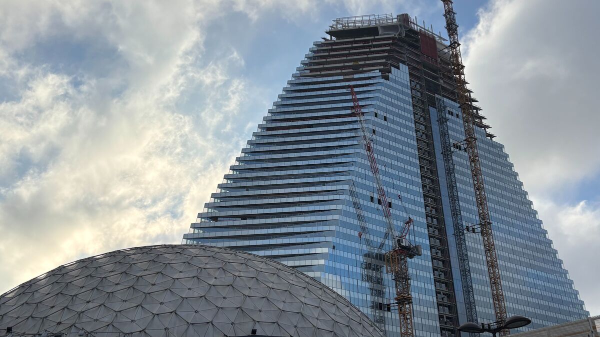 Des parachutistes font sensation en sautant de la tour Triangle à Paris