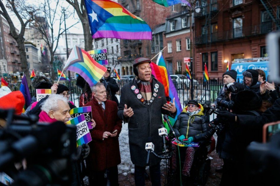 Un retrait contesté : la communauté LGBT+ réagit face au retrait du drapeau arc-en-ciel à Stonewall