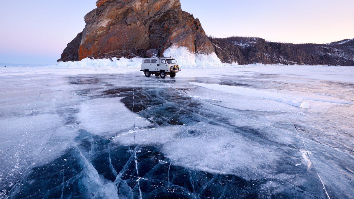 Tragédie sur le lac Baïkal : un minibus tombe dans la glace, sept victimes