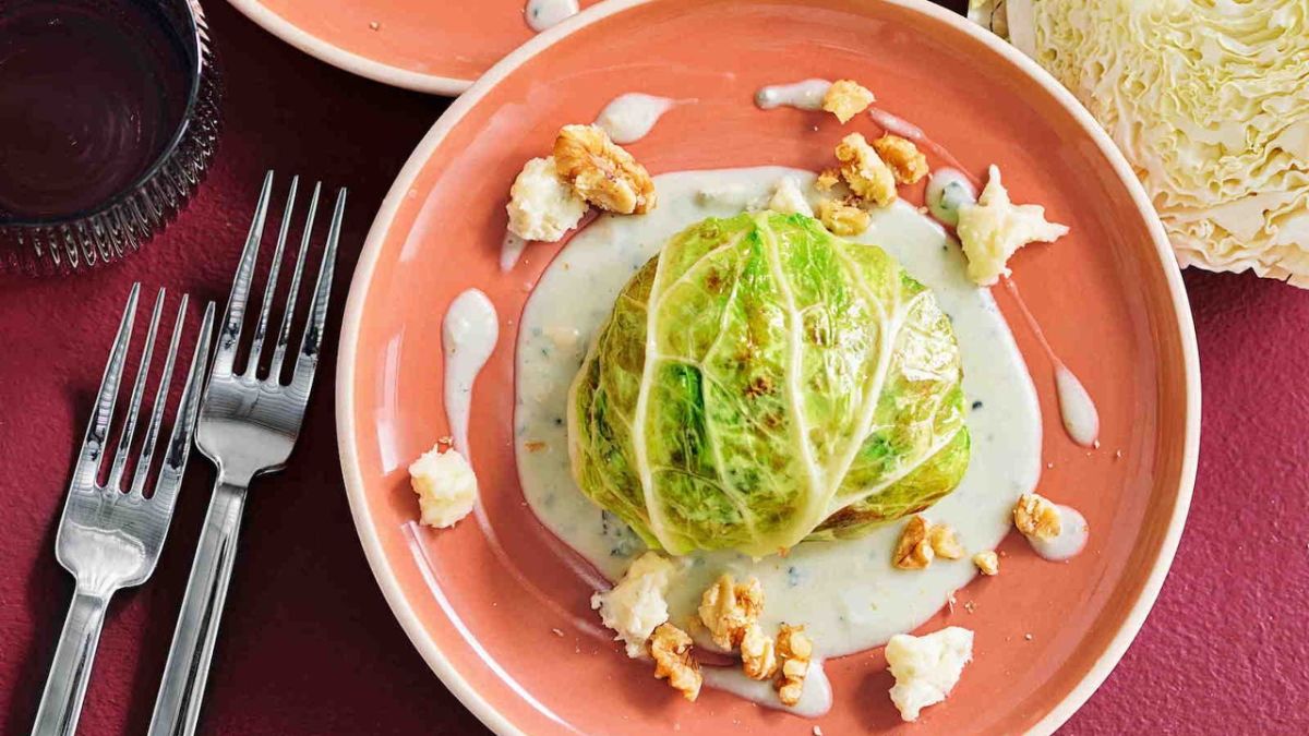 Chou farci aux poireaux et pommes de terre sur une crème de gorgonzola