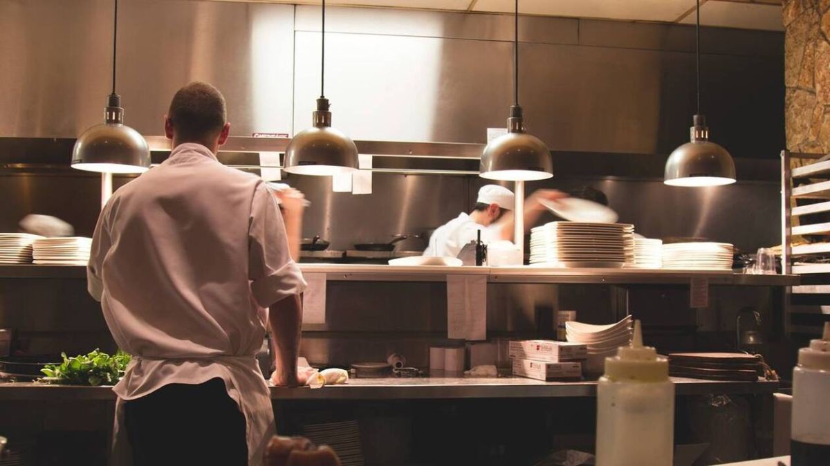 Une explosion inattendue en cuisine : un jeune cuisinier blessé à Splügen