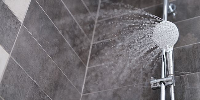 Douche à faible pression : les causes et solutions à découvrir