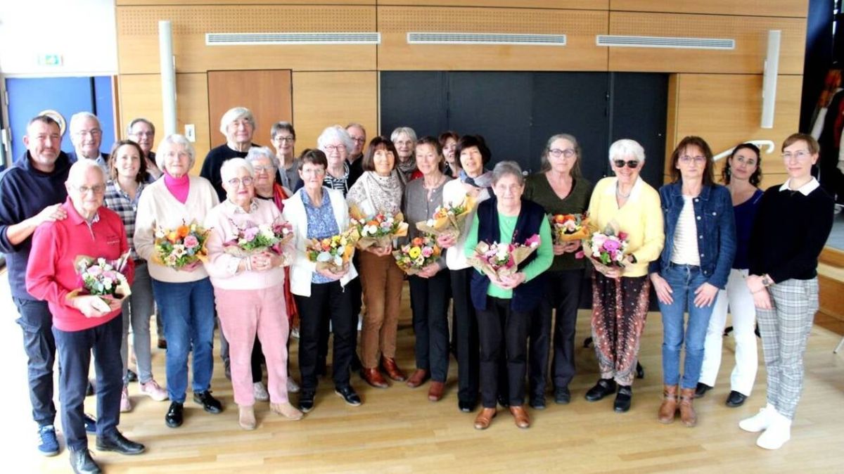 Hommage des élus de Bréhal aux bénévoles de la médiathèque, dont Huguette Meuret, 37 ans de dévouement