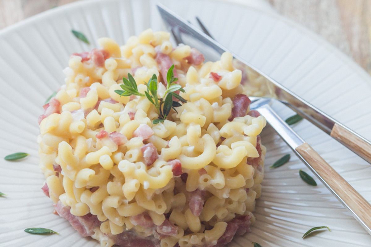 Un risotto réconfortant aux coquillettes et jambon pour illuminer vos repas