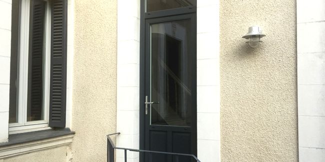 Quel matériau choisir pour votre porte d'entrée ? Explorez les options et conseils