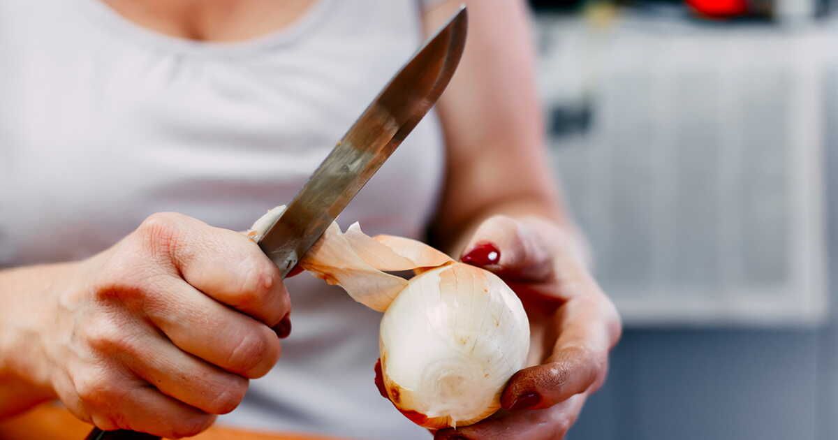 Éviter les larmes en épluchant un oignon : nos meilleures astuces
