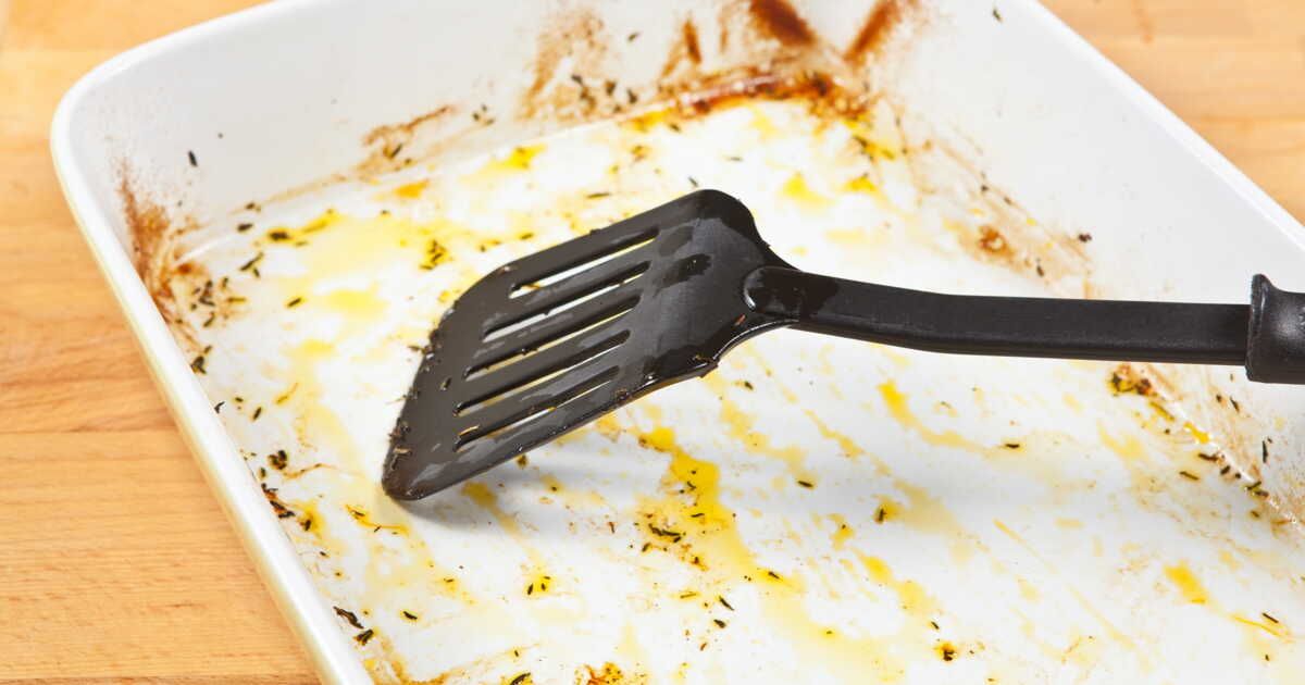 Découvrez l'astuce infaillible pour nettoyer un plat à gratin sans effort
