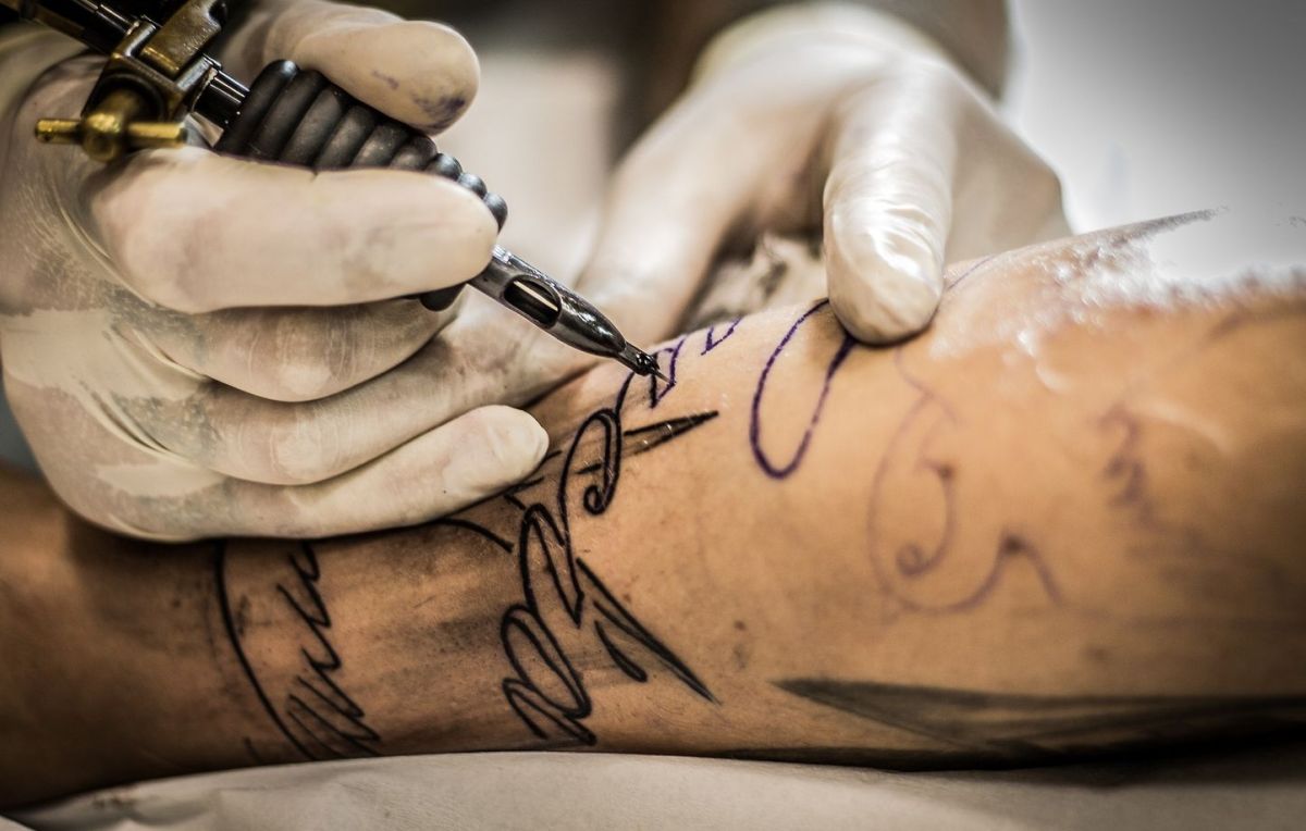 Un tatouage tragique : un Britannique condamné pour marquer des enfants