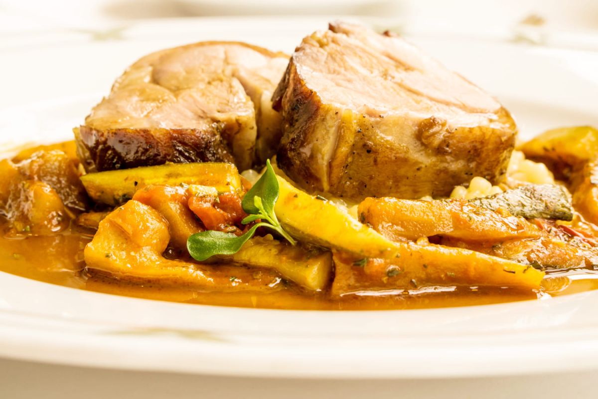 Cyril Lignac réinvente l'épaule d'agneau confite aux saveurs du Maghreb